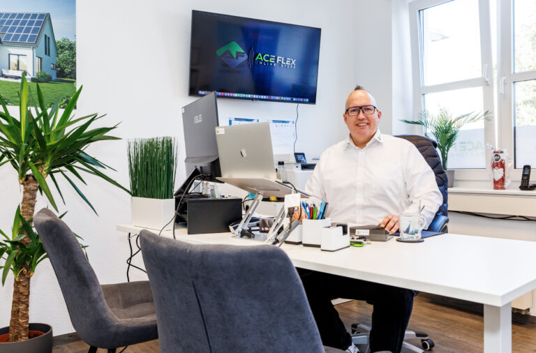 Holger Robbers, Geschäftsführer der AceFlex GmbH, im Büro