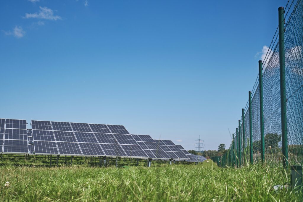 Wie viel Strom produziert eine 10 kWp Photovoltaikanlage am Tag? Titel