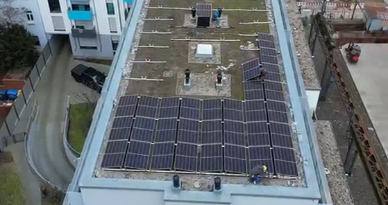 PV-Anlage, installiert von der AceFlex GmbH, PV Anlage auf Mietshaus Titel