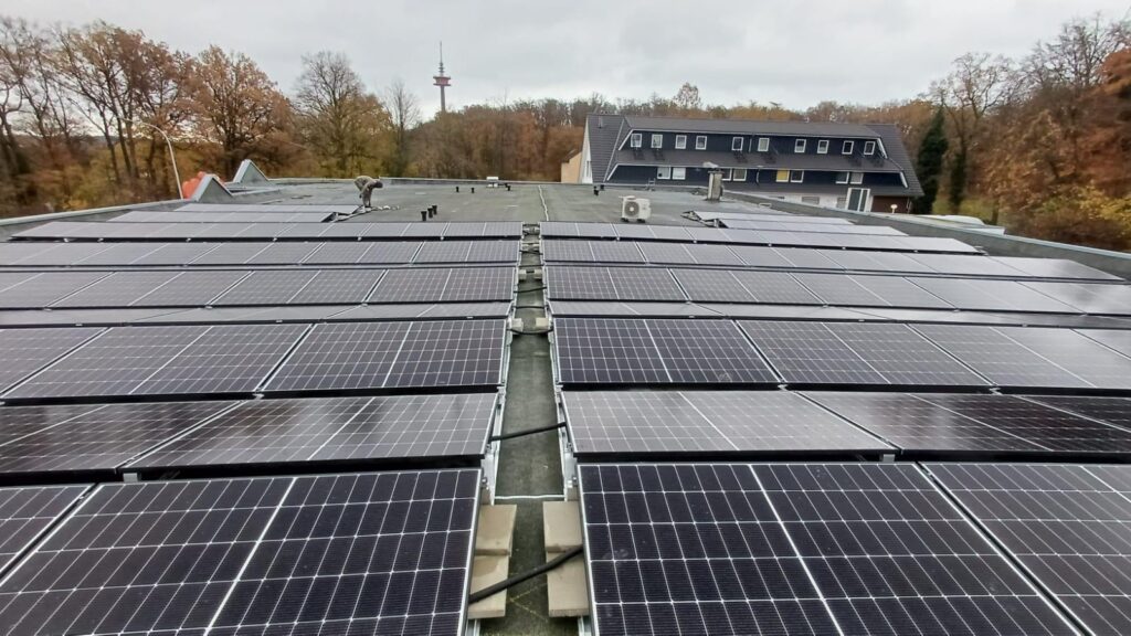 PV Anlage, installiert von der AceFlex GmbH, Photovoltaik Befestigung auf Bitumen ohne bohren Titel