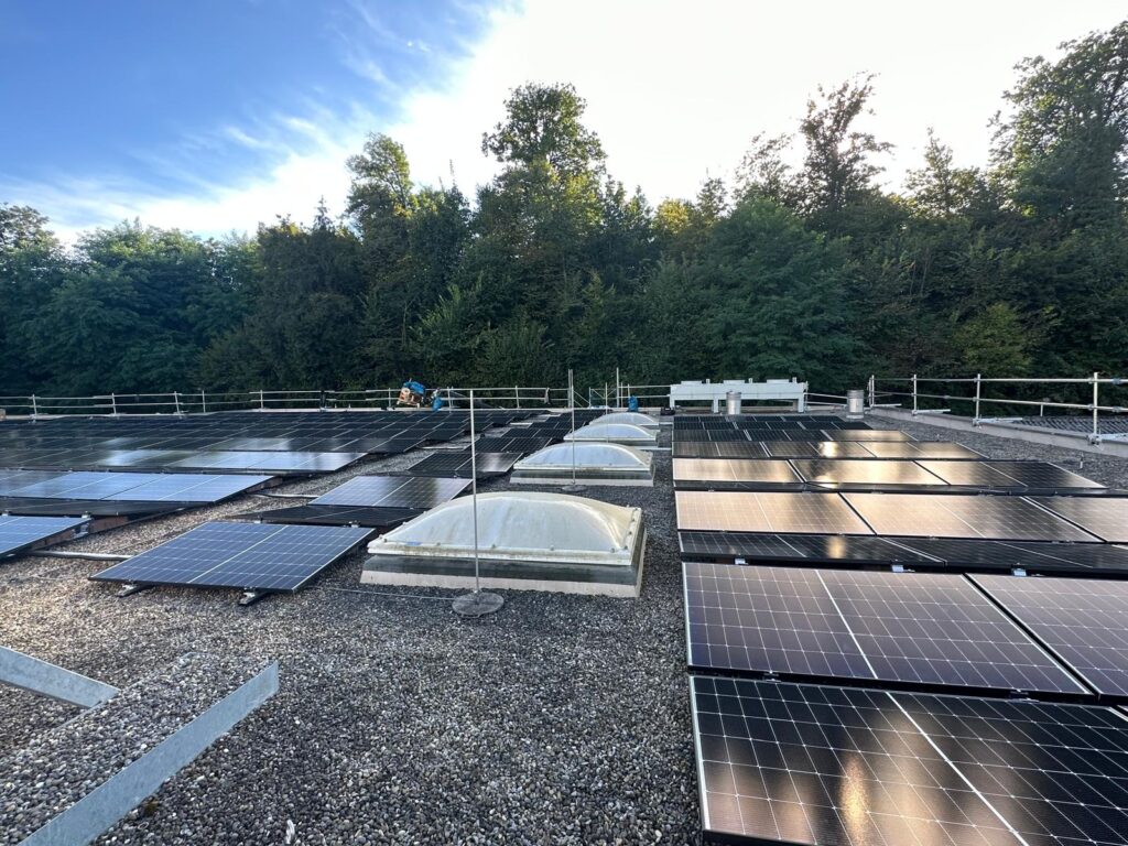 PV-Anlage installiert von der AceFlex GmbH, PV Flachdach Aufständerung 30 Grad ohne bohren Titel