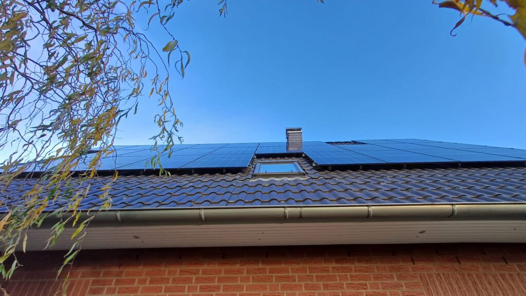 Aiko Solar Erfahrungen Titel, Solarstrom bei Nacht Titel, PV-Anlage installiert von der AceFlex GmbH