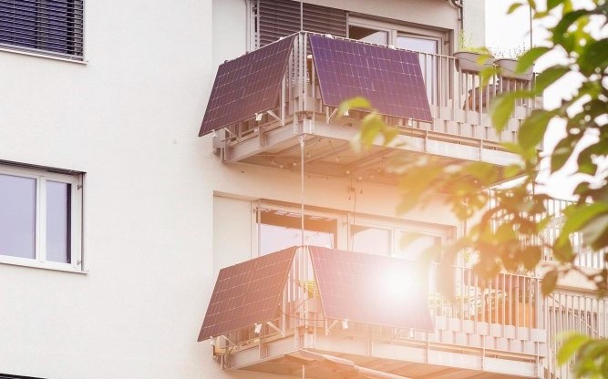 Solar Balkonbrüstung Titel, zwei Balkonkraftwerke an Wohnungen übereinander