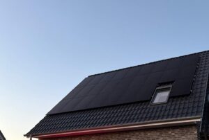 PV-Anlage, installiert von der AceFlex GmbH in Wallenhorst, Aiko Neostar 2S+ Full Black Erfahrungen Titel, 500w bifazial Glas-Glas Full Black PV Modul