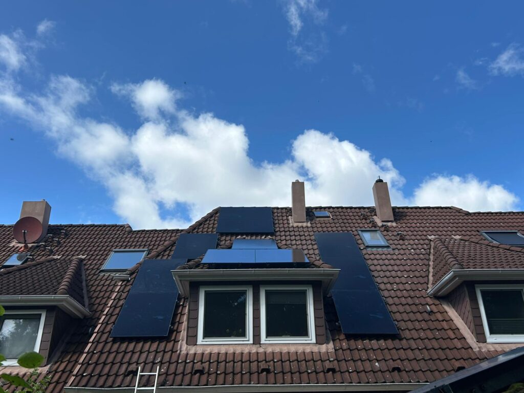 PV-Anlage, installiert von der AceFlex GmbH in Norderstedt, 500w bifazial Glas-Glas Full Black PV Modul Titel