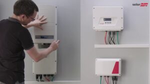 SolarEdge Wechselrichter Schnittstellen Titel, Übersichts-Schaltplan einer PV-Anlage mit Speicher