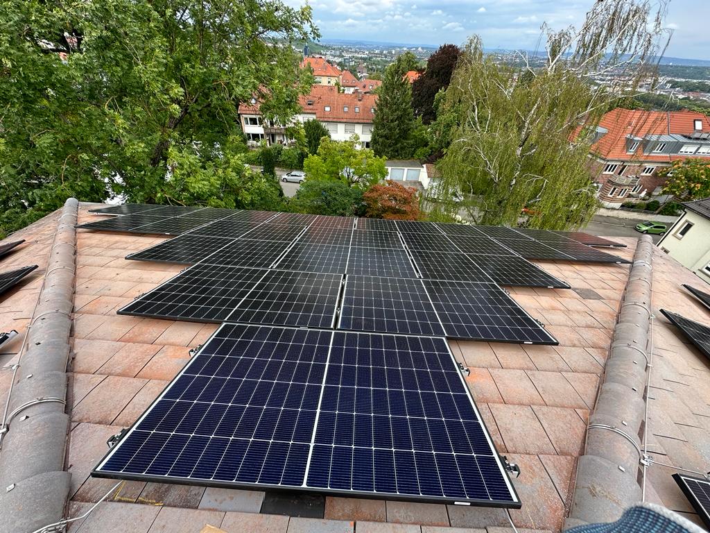 PV-Anlage, installiert von der AceFlex GmbH in Stuttgart, Solar Energie Dach Titel