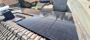 PV-Anlage, installiert von der AceFlex GmbH mit 50 Jinko-Modulen in Mücke, Wer baut Solaranlagen aufs Dach