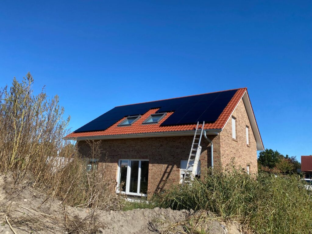 PV-Anlage mit 24 AIKO-Modulen, installiert von der AceFlex in Walsrode, 10kW PV-Anlage mit Speicher Huawei Titel