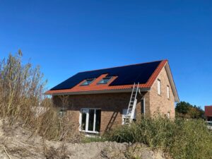 PV-Anlage mit 24 AIKO-Modulen, installiert von der AceFlex in Walsrode, 12 kWp PV-Anlage Ertrag pro Tag Titel