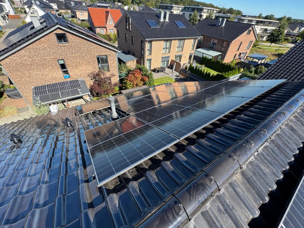 PV-Anlage mit 26 DEMEGC-Modulen in Bad Bramstedt, 12 kWp PV-Anlage Ertrag pro Tag Titel