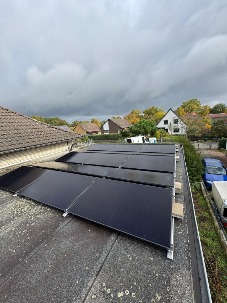 PV-Anlage, installiert von der AceFlex GmbH mit 32 LONGi-Modulen (15,5 kWp) in Halle